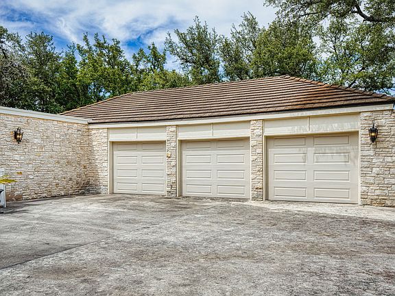 3rd image of 9530 Majestic Oak Cir