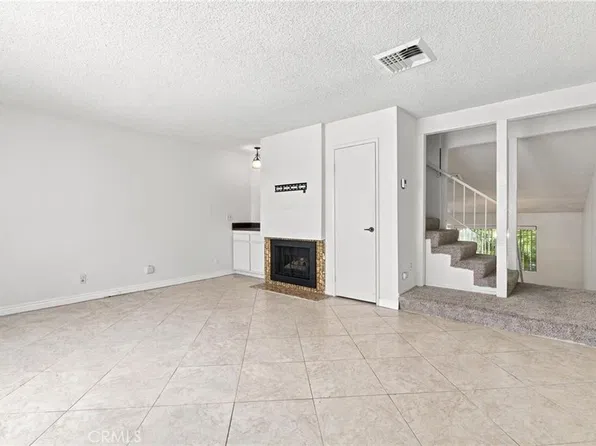 18631 Collins St APT 30, Tarzana, CA 91356