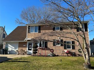 6 Mercury Ln, Levittown, NY 11756