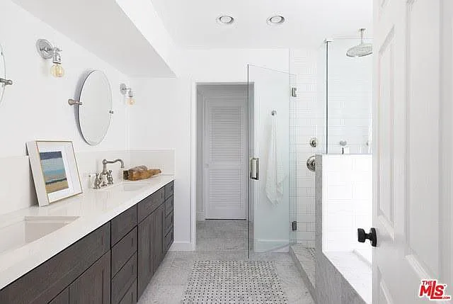 709 W Balboa Blvd — Photo 16