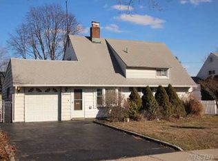 19 Link Ln, Hicksville, NY