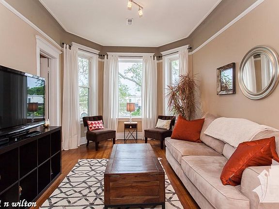 4th image of 3811 N Wilton Ave #823