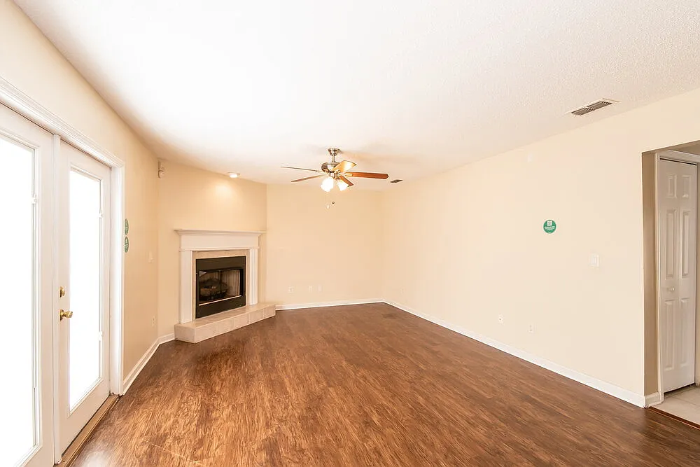 6 bed, 4.0 bath, 2837 sqft, $3,900 — Photo 4