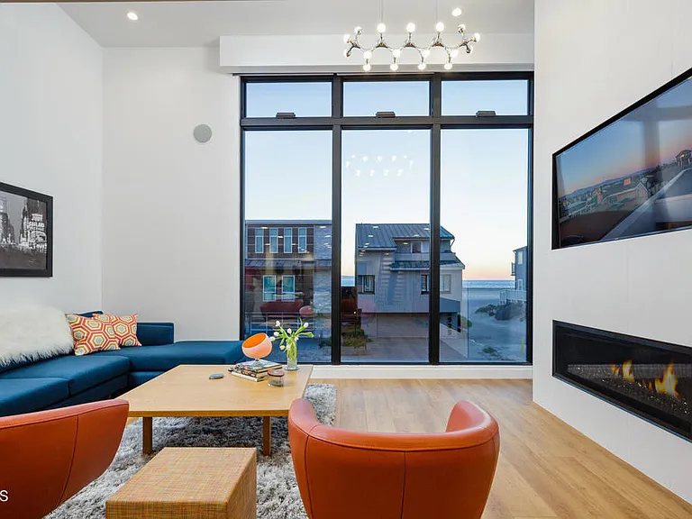 3920 Ocean Dr — Photo 2