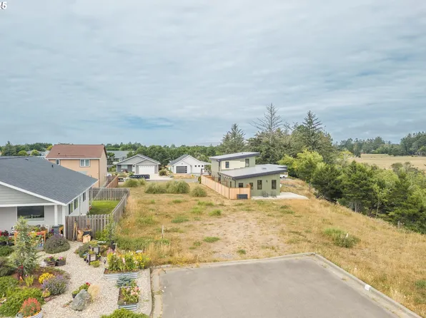 636 Seacrest Dr, Bandon, OR 97411