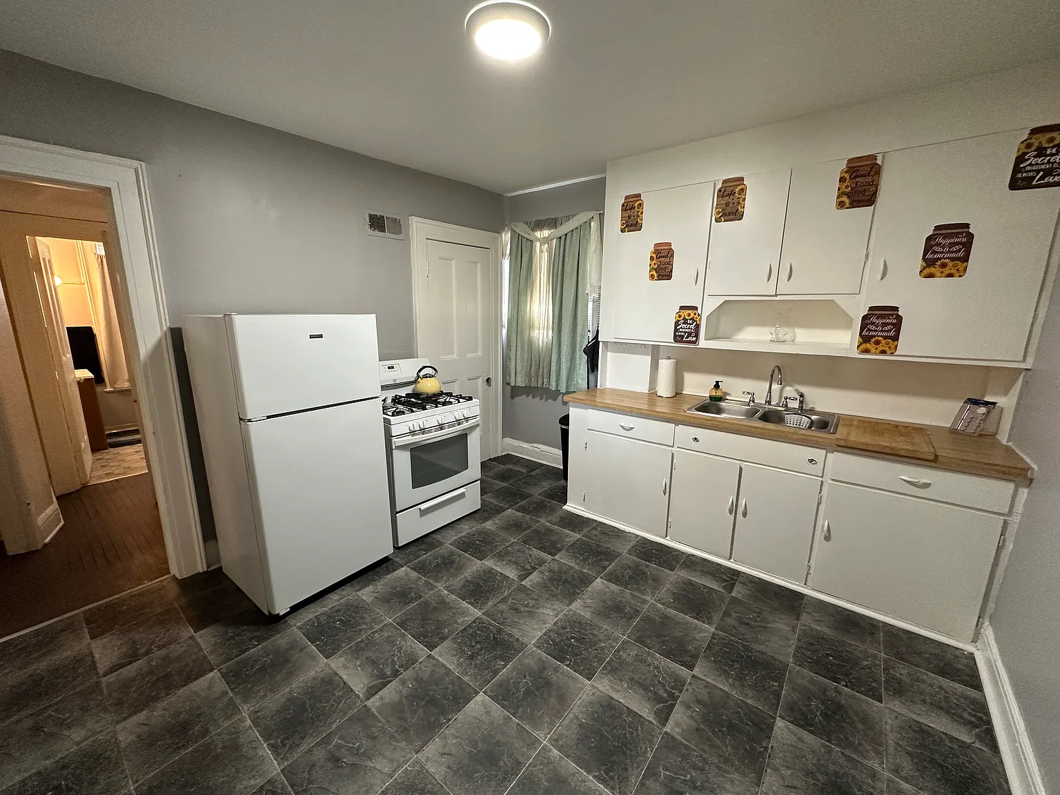 2 bed, 845 sqft, $1,300 — Photo 2