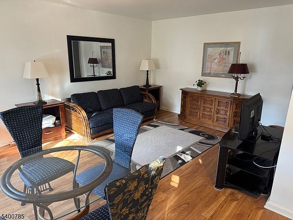 5th image of 16 Parkway Vlg APT D