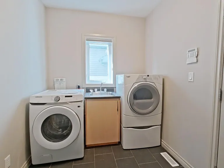 6162 Maynard Cres NW — Photo 10