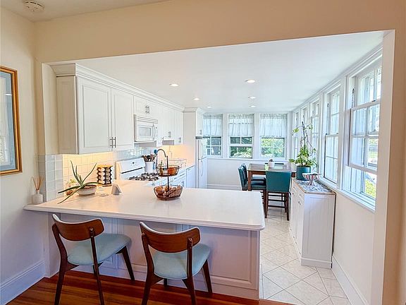 5th image of 43 W Neck Rd APT 1