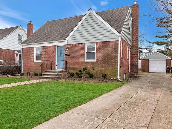 3rd image of 1035 Oaks Dr