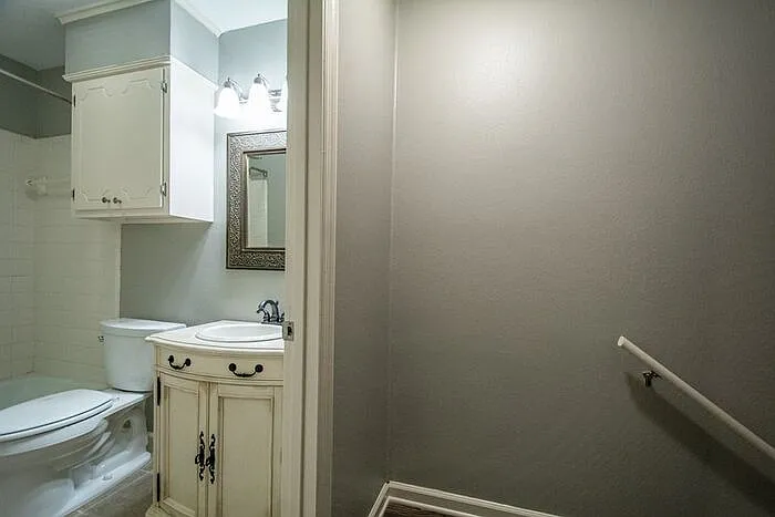 8120 W Markham St #5 — Photo 4