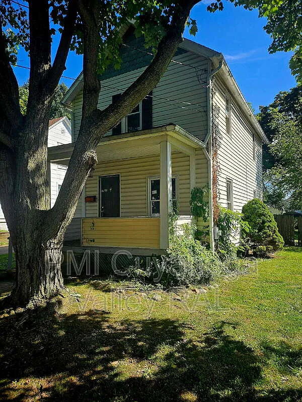 3 bed, 1.0 bath, $1,095 — Photo 2