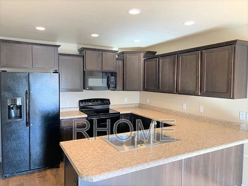 3 bed, 2.5 bath, 2407 sqft, $2,249 — Photo 2