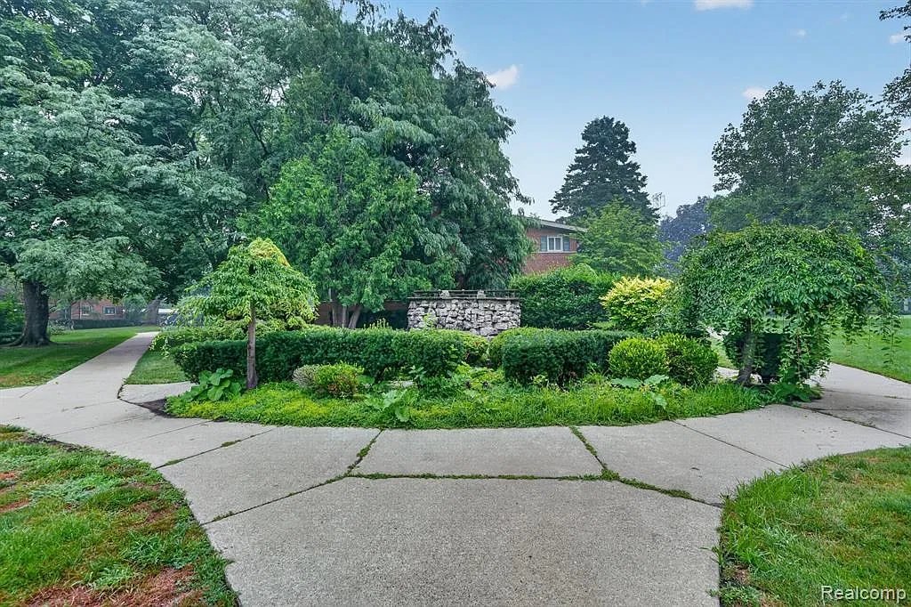 3 bed, 1.5 bath, 982 sqft, $1,900 — Photo 2