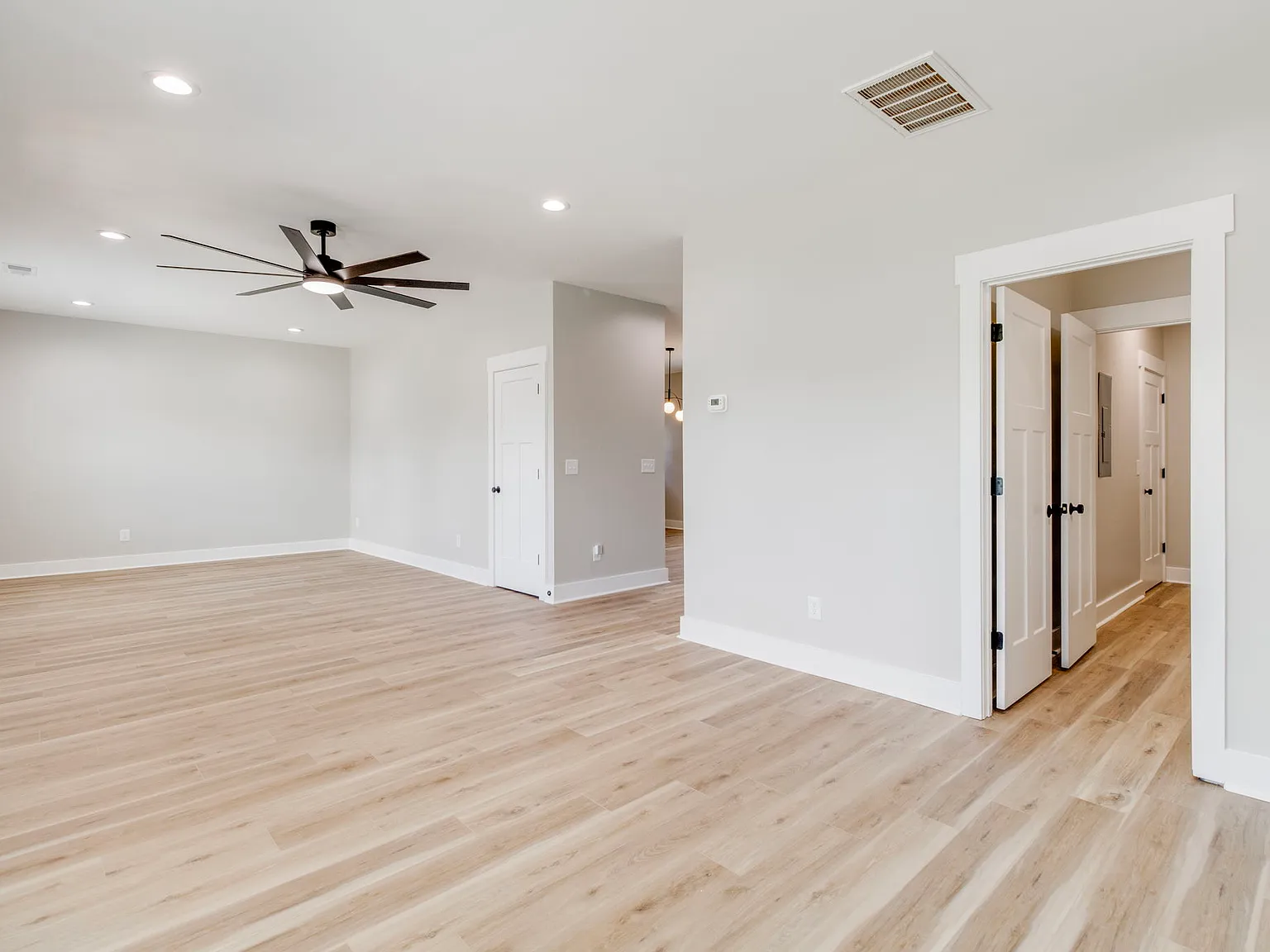 4 bed, 1980 sqft, $4,700 — Photo 2