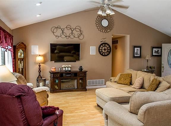 2nd image of 300 Madelyn Ct