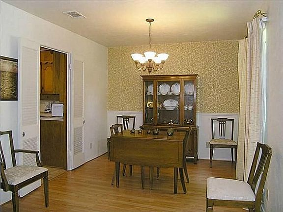 3rd image of 4916 Fall River Dr