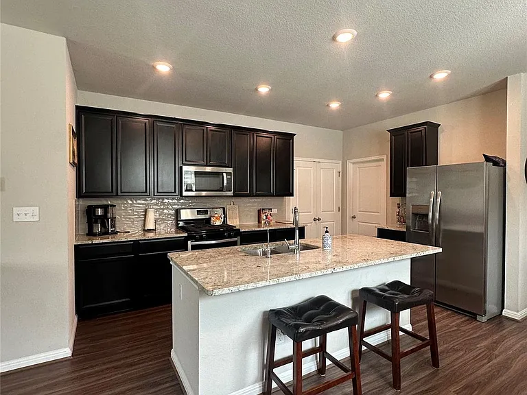 208 Mountain Valley St — Photo 4