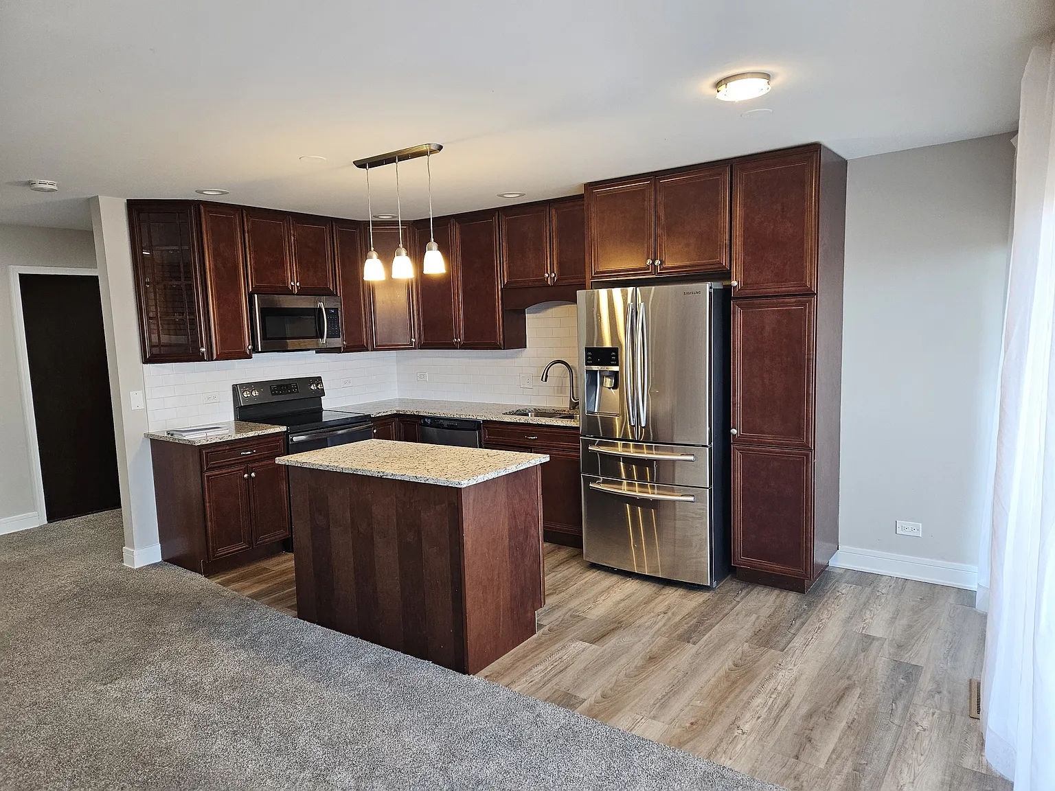 2 bed, 1.5 bath, 990 sqft, $2,050 — Photo 2