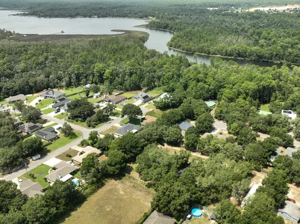8235 Branch Ave, Navarre, FL 32566