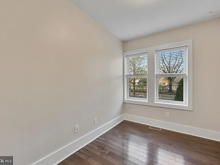 1100 Holbrook Ter NE #1 — Photo 6