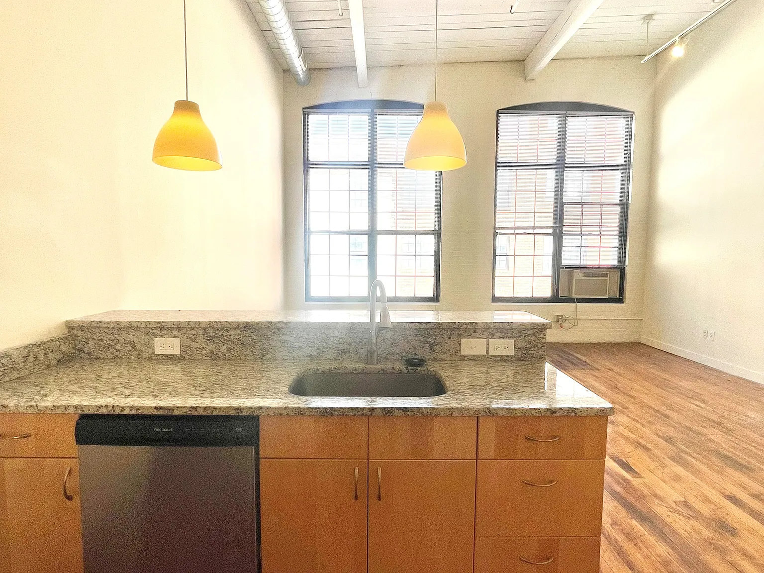 1 bed, 836 sqft, $1,895 — Photo 3