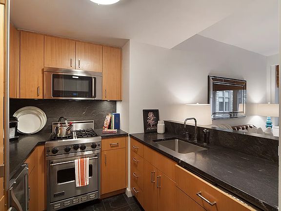 4th image of 100 W 58th St APT 7A