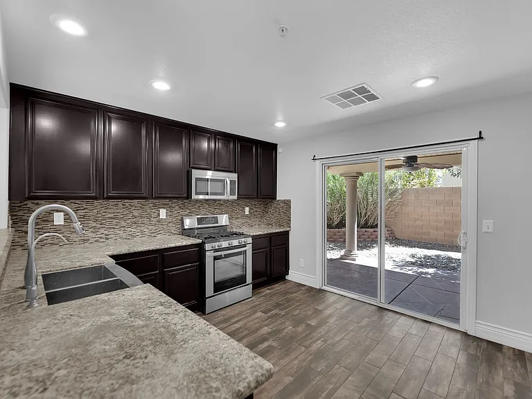 646 Monument Point St — Photo 21