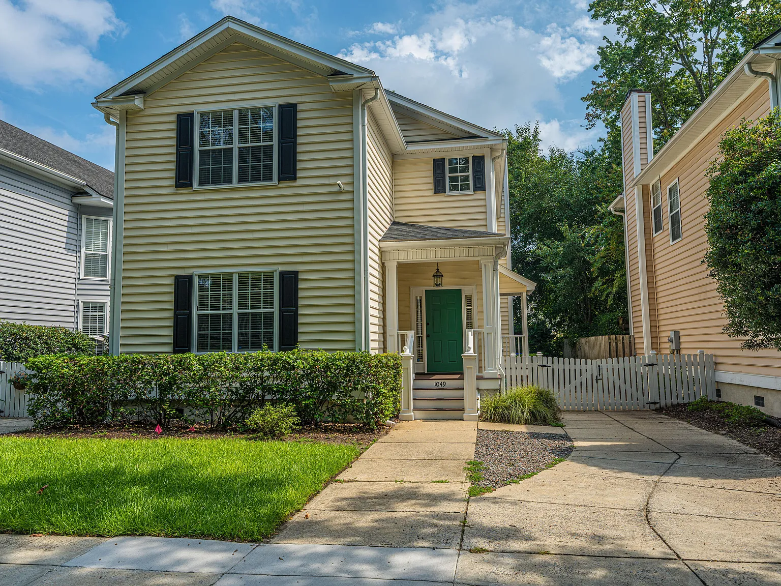 3 bed, 2.5 bath, 2220 sqft, $4,000 — Photo 1