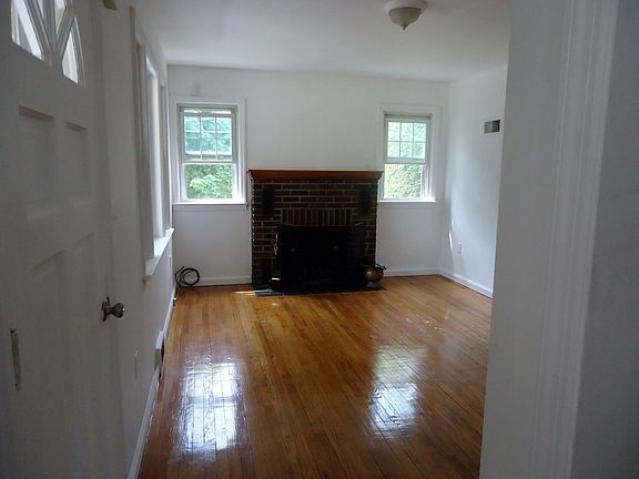 LR w/fp & gleaming HW flrs