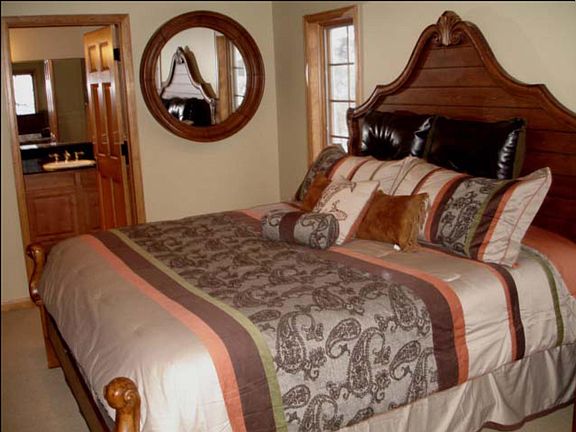 Private upper level Master bedroom, full bath, soaker tub, walk in closet