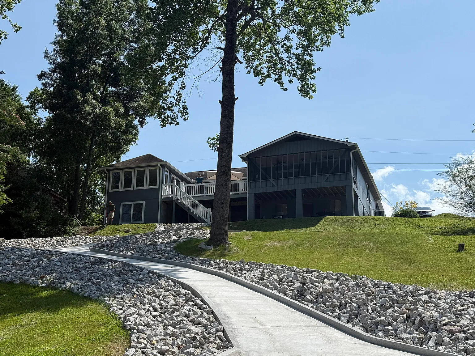 4 bed, $3,000 — Photo 1