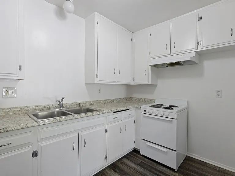 Lindley Apt — Photo 8
