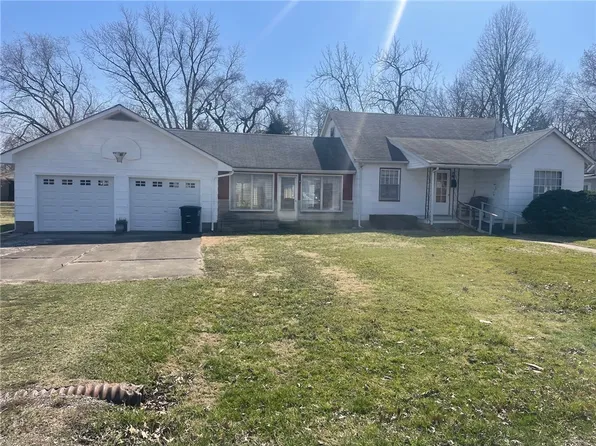 615 W 1st St, Saint Elmo, IL 62458