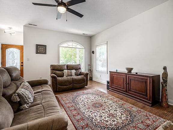 4th image of 3382 Nottinghill Dr E