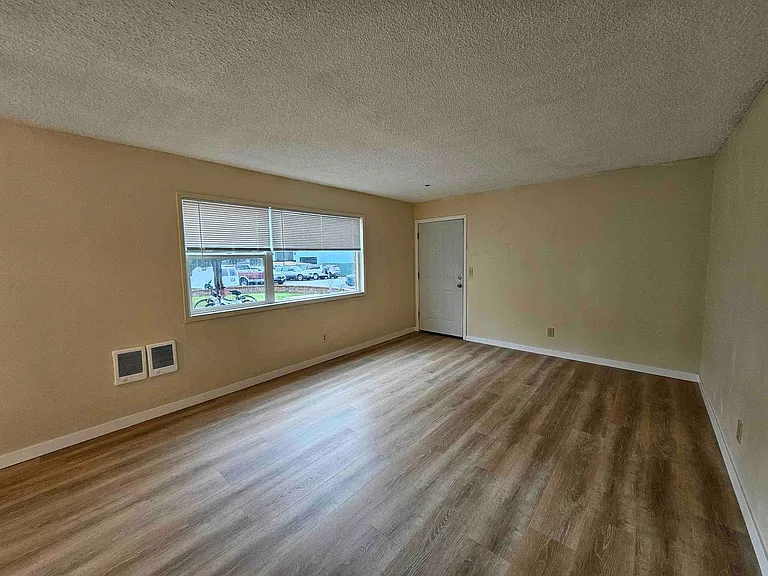 Sunset Apartments — Photo 6