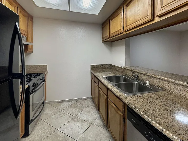 511 S Carondelet St — Photo 10