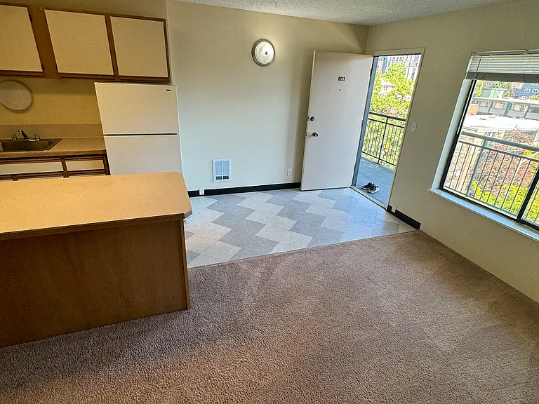 4130 11th Ave NE #3003 — Photo 1