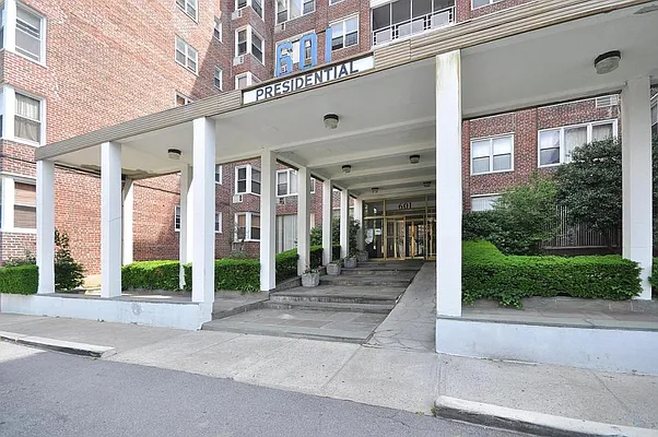 Sold by Re/Max In The City | media 11