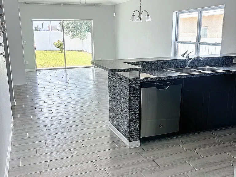 469 Ogelthorpe Dr — Photo 8