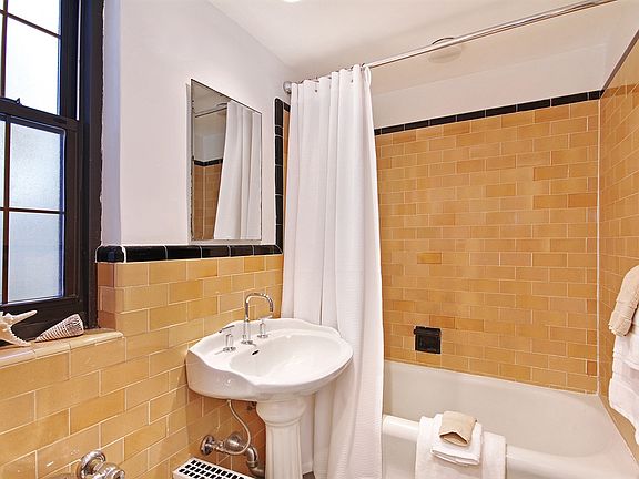 4th image of 17 W 67th St APT 3F