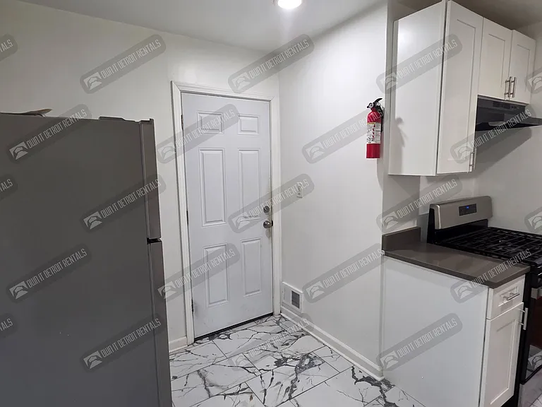 3 bed, 1.0 bath, 1277 sqft, $1,020 — Photo 9