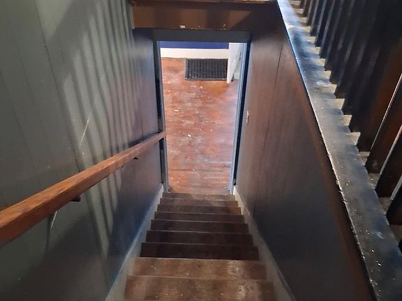 5th image of 637 W Packard St