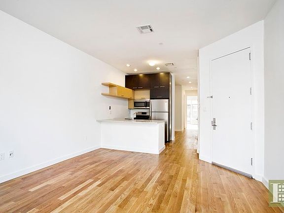 2nd image of 142 Clifton Pl APT 2B