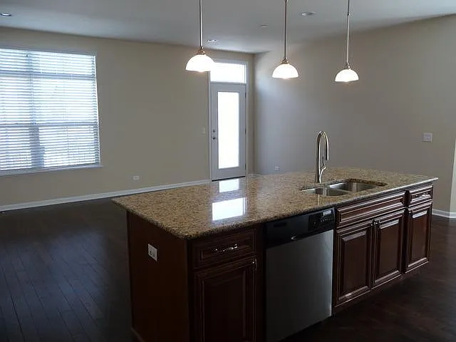 3 bed, 2.5 bath, 2480 sqft, $3,400 — Photo 2