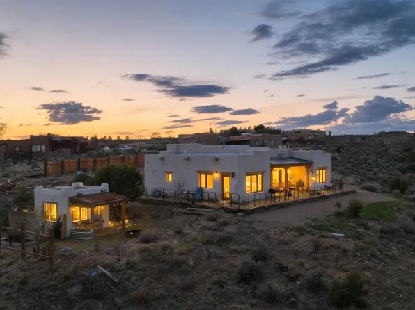 8 Meditation Ln, El Prado, NM 87529