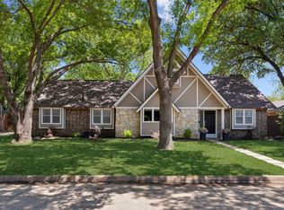 2222 Ravenwood Dr, Grand Prairie, TX 75050