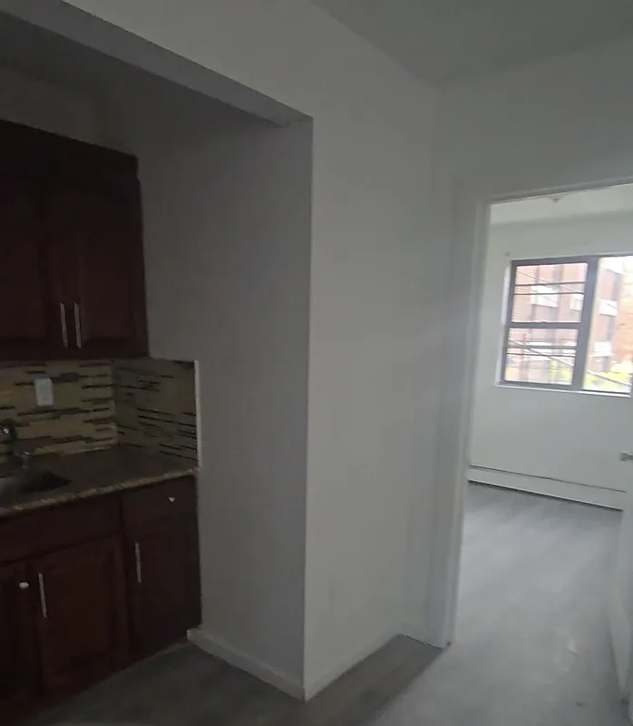 2261 Loring Place North 01
