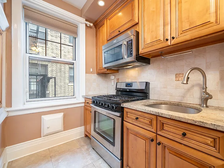 1000 Hudson St #406 — Photo 9