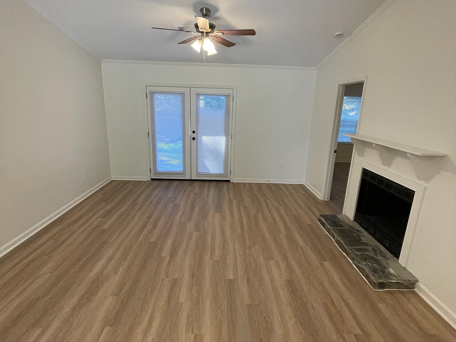 323 Somerset Dr — Photo 3